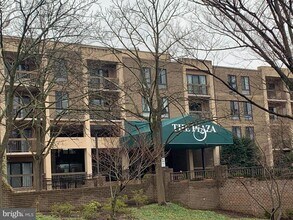 Building Photo - 807 N Howard St