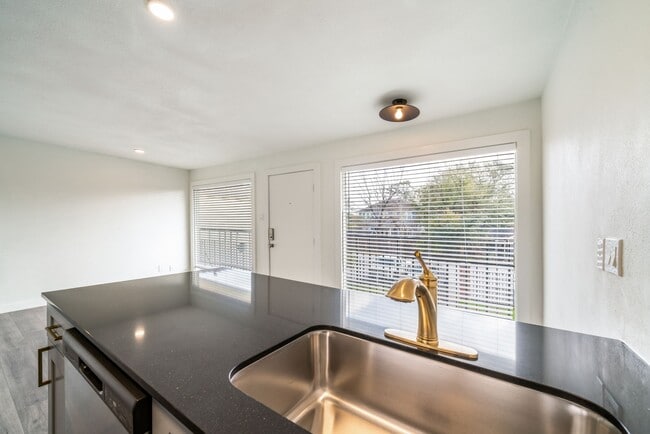 Building Photo - 1309 Blair St