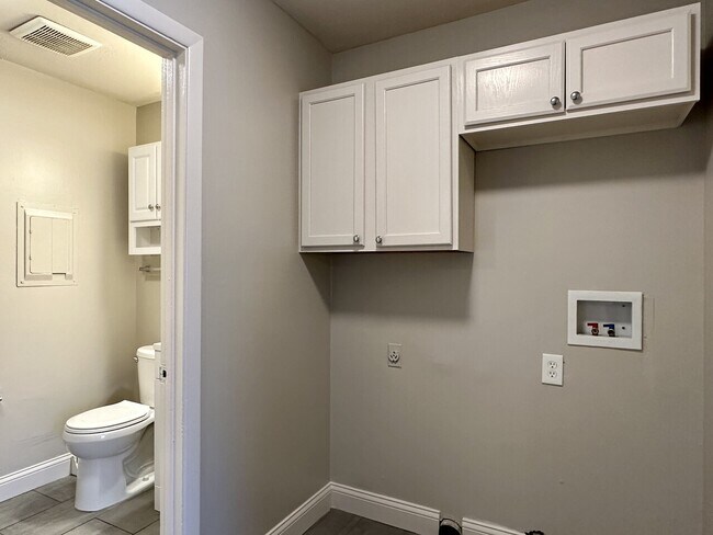 Building Photo - 2461 S St Clair Villa Oaks