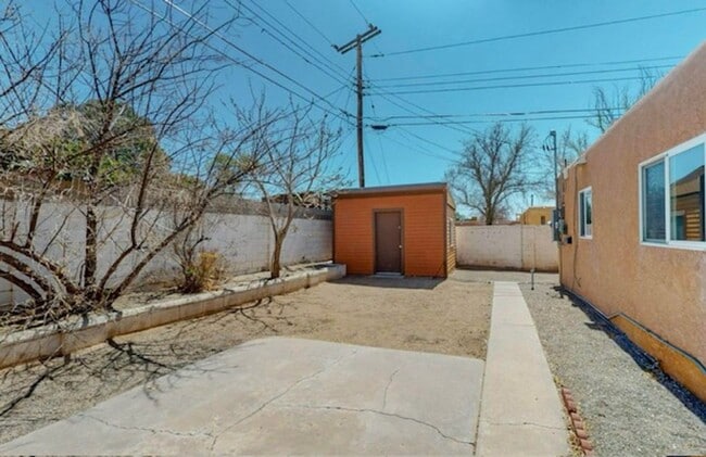 Foto del edificio - 3 Bedroom, 2-Bathroom, Close to everything...