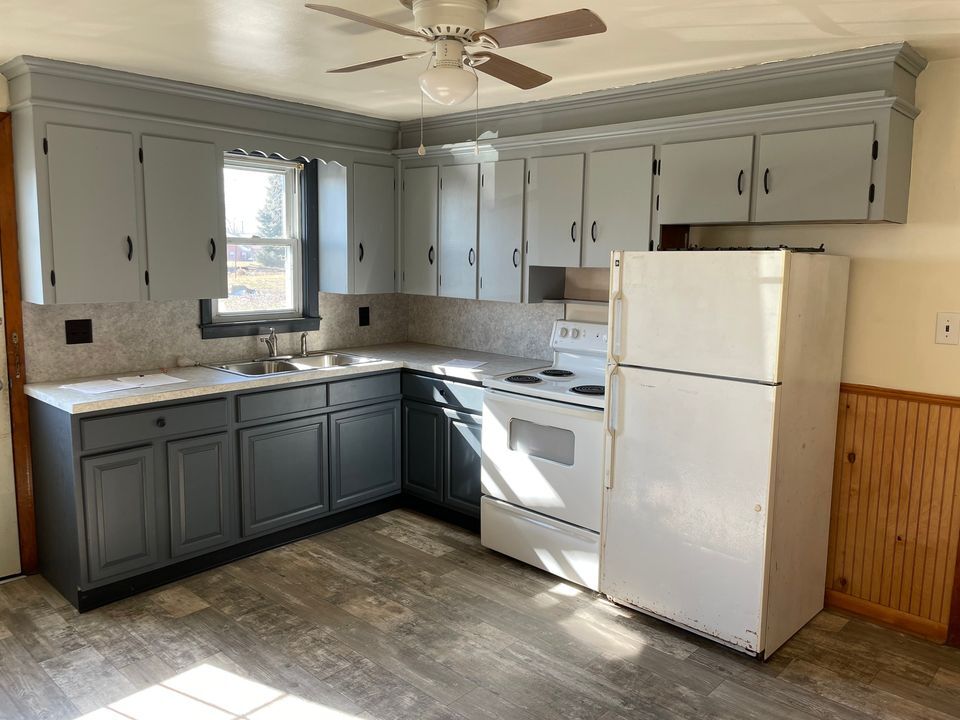 Appliances not updated in photo* these have since have been replaced with brand new range and fridge - 12211 Williamsport Pike