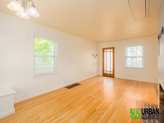Building Photo - Charming 2 bed room 1.5 bathroom Cottage i...