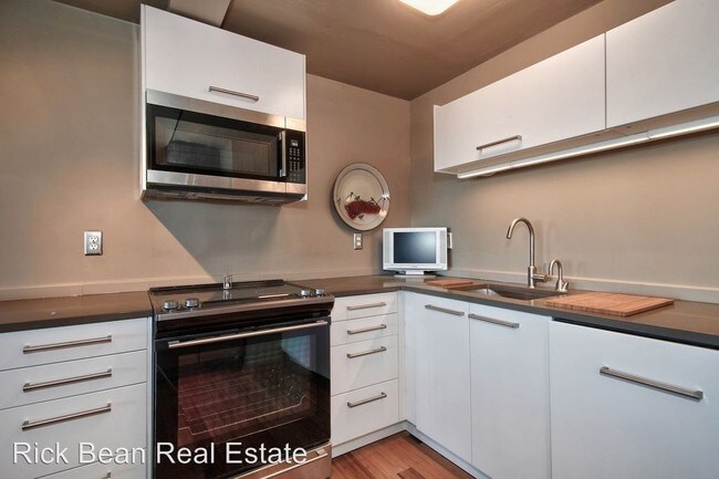 Foto del edificio - 2 br, 1 bath House - 820 NW Saint Helens Ave