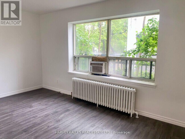 Photo du bâtiment - 1582 Bathurst St