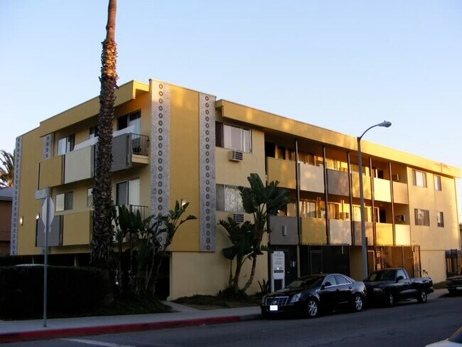 Building Photo - 6574 Fountain Ave
