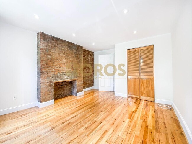 Foto del edificio - 335 E 10th St