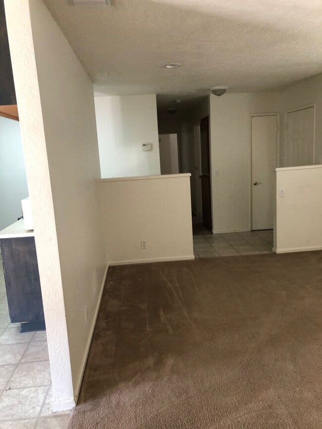 Building Photo - 3 BEDROOM APPLE VALLEY HOME