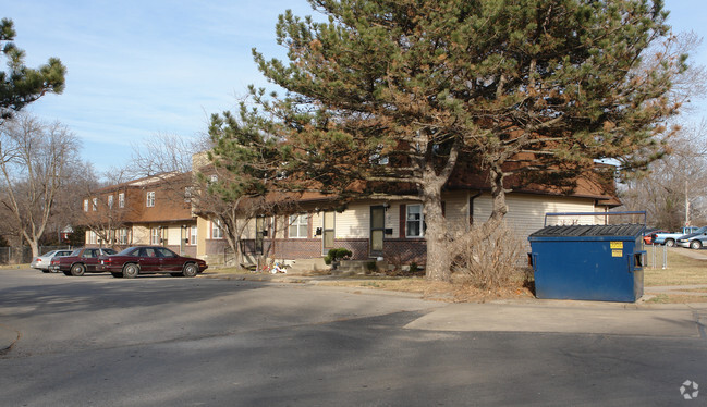 Foto del edificio - Pine Tree Townhomes