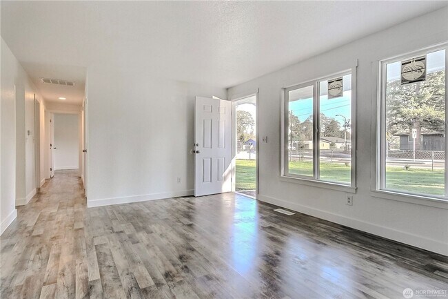 Foto del edificio - Huge fenced yard 3 Bedroom Fresh remodel