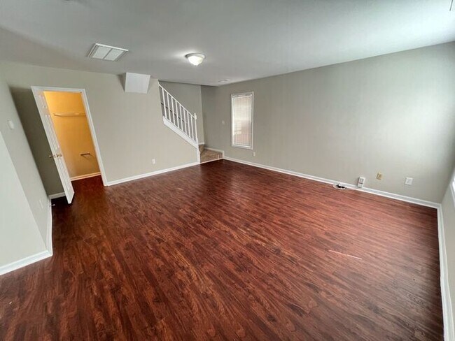 Foto del edificio - Desirable 3 Bedroom Raleigh Townhouse