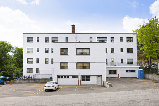 Photo du bâtiment - Humber Valley Apartments