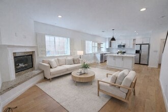 Building Photo - 1521 S Hayworth Ave