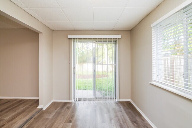 Foto del edificio - 1304 Sterling Oaks Dr