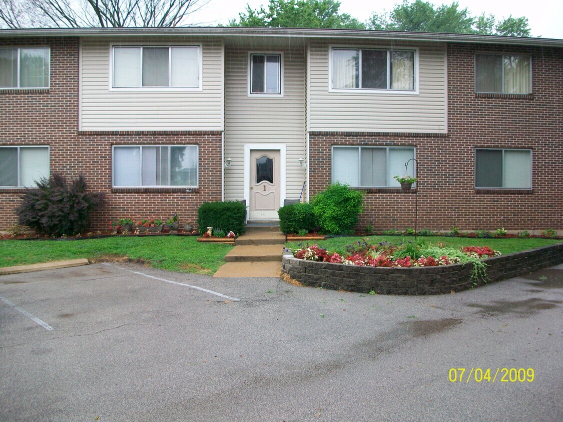 Primary Photo - 1 Meramec Ln