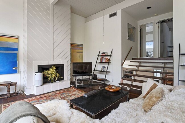 Foto del edificio - FURNISHED 2-BEDROOM TERRELL HEIGHTS CONDO