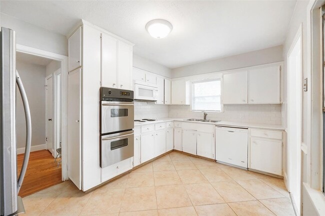 Building Photo - 1002 Waltway Dr