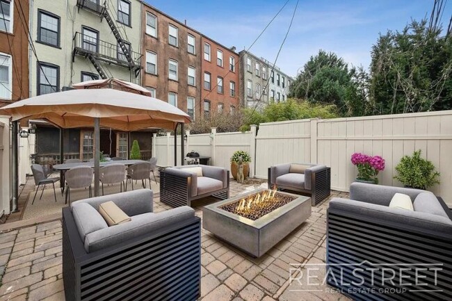 Foto del edificio - 3 bedroom in Brooklyn NY 11233