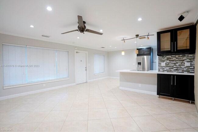 Foto del edificio - 2 br, 1 bath House - 1700 NE 56th St # 1-2