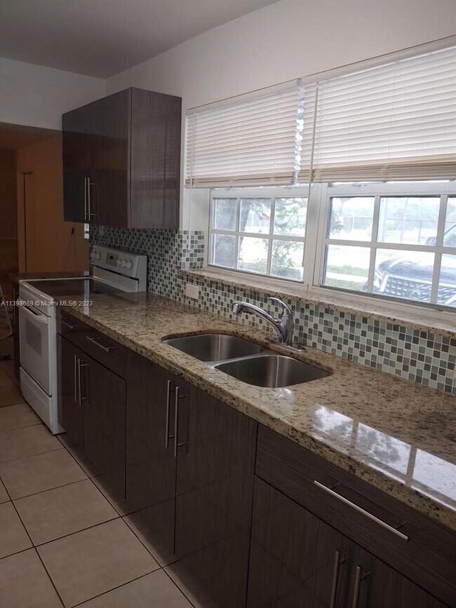 Foto del edificio - 3721 SW 62nd Ave