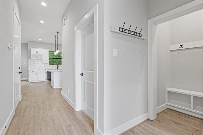 Building Photo - 806 E 39th St