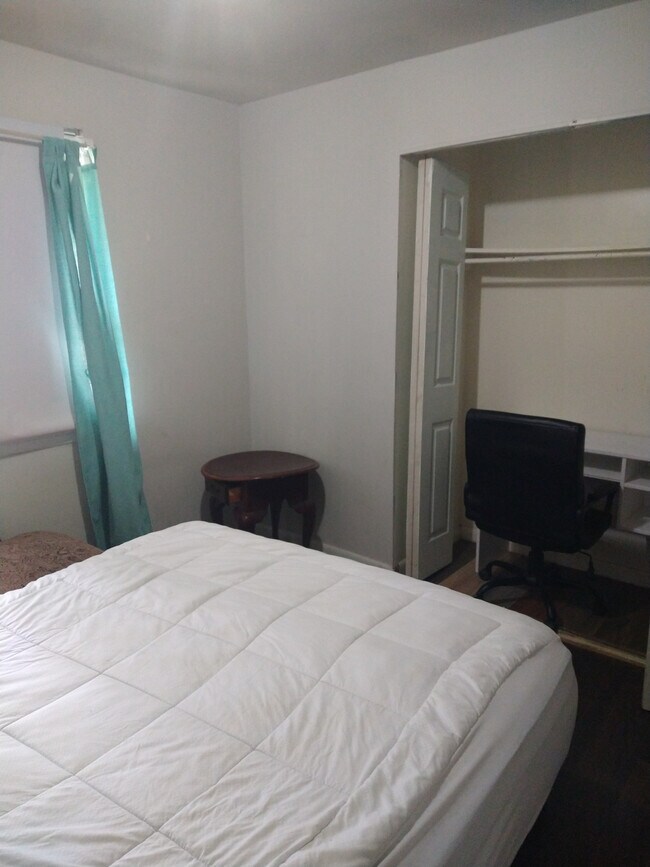 Foto del edificio - Room in House on Longleaf Dr