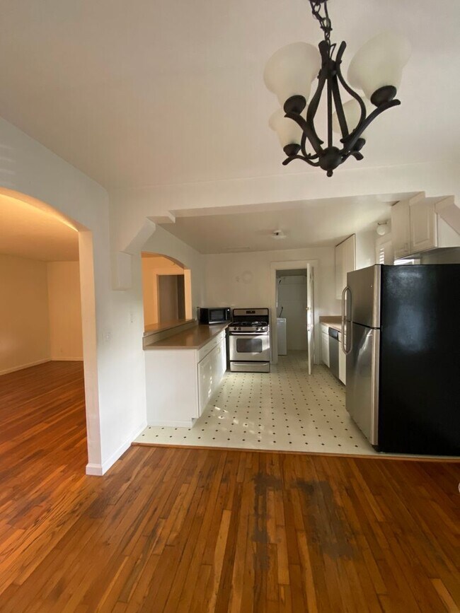 Building Photo - Charming 2 Bedroom Eastside Cottage!