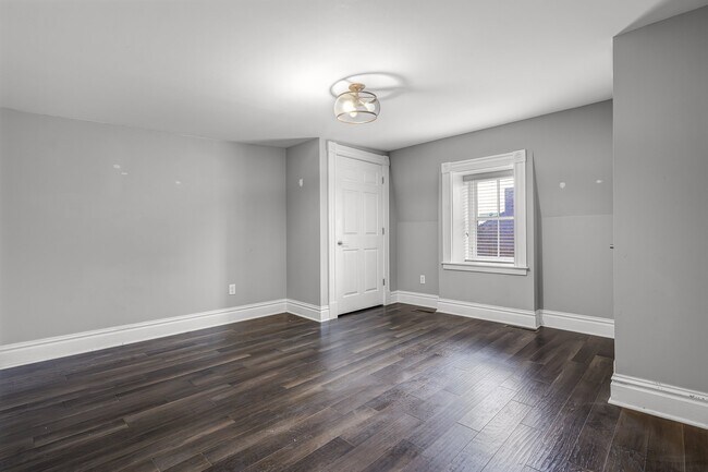 Foto del edificio - 2111 Menard St