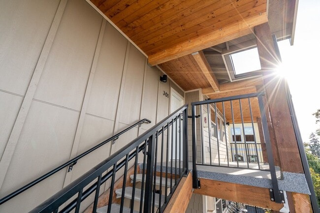 Building Photo - 523 N Forest St