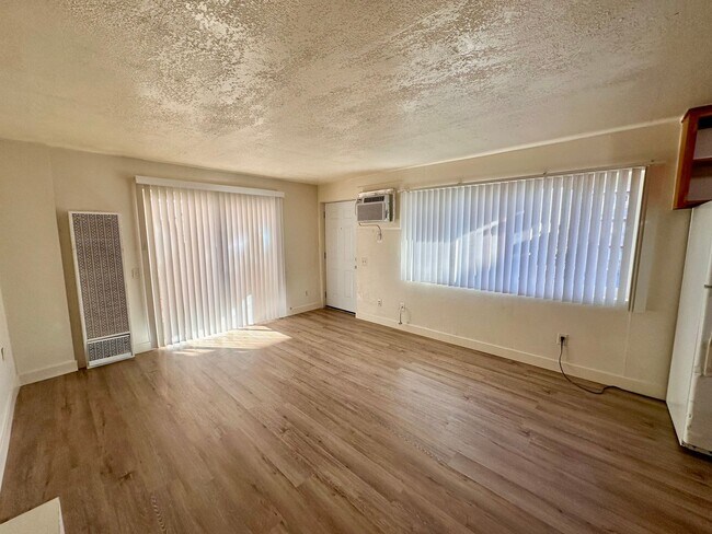 Building Photo - ALL NEW FLOORING THROUGHOUT 1 BED 1 BATH U...