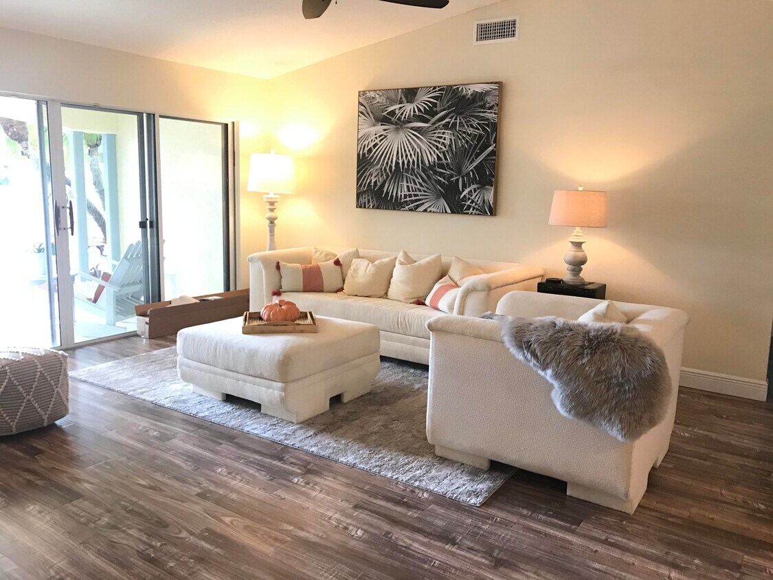 Primary Photo - 2300 Las Casitas Dr