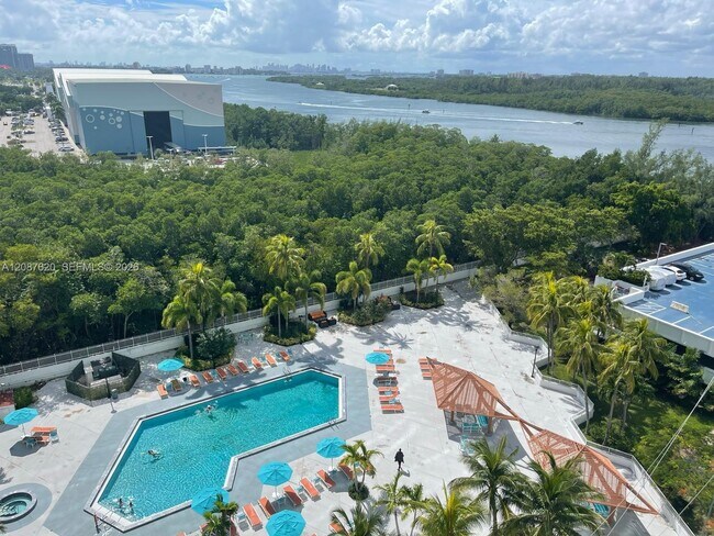 Foto del edificio - 100 Bayview Dr