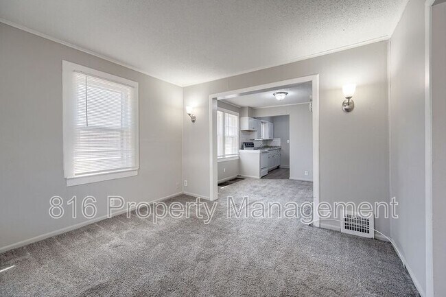 Foto del edificio - 3211 E 69th St