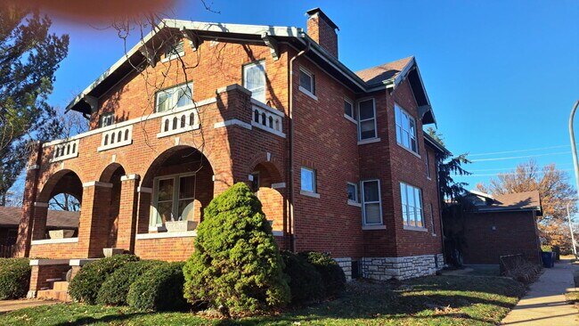 Building Photo - 5301 S Broadway St