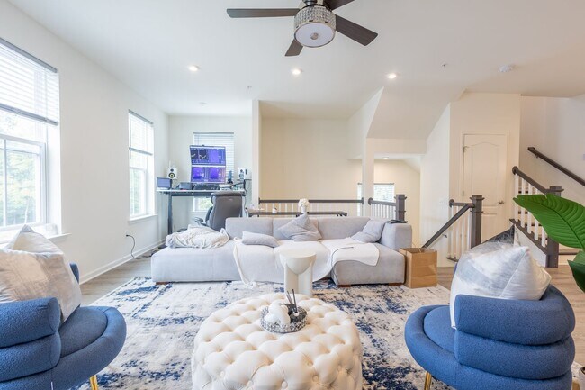 Building Photo - Stunning 3 BR/2 Full BA & 2 Half BA Townhome in Severn!