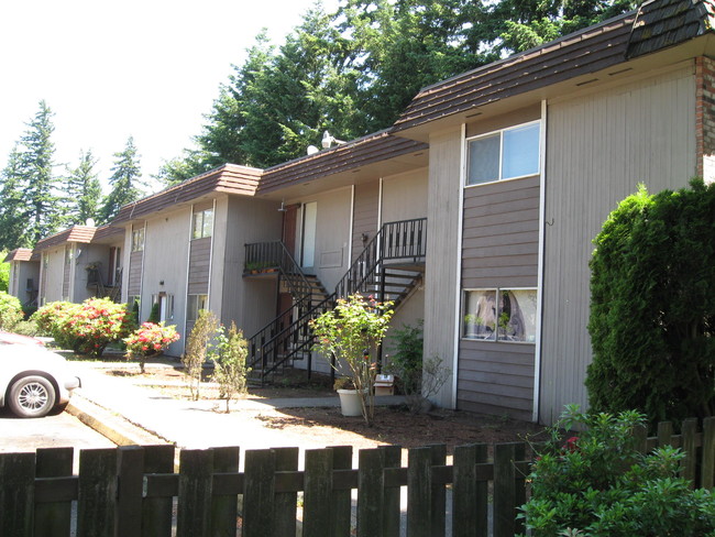 Cancha de Louise - Fairhaven Apartments