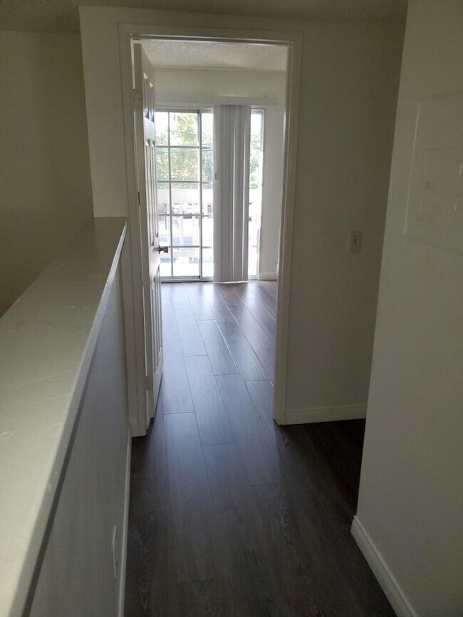 Foto del edificio - Clean 2 bed - 1 1/2  Bath 2 Story unit Ready to Move -In!!!
