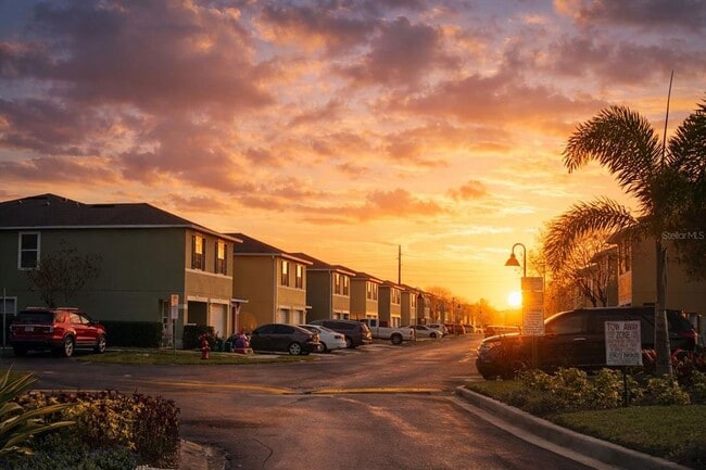 Foto del edificio - 572 Cresting Oak Cir