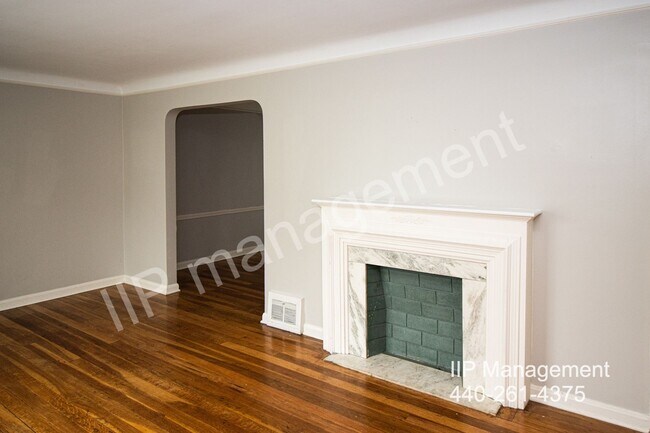 Building Photo - Classic Charming 3BD Colonial in S. Euclid!