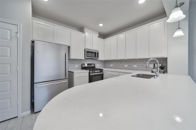 Building Photo - 7415 Hinsdale Dr