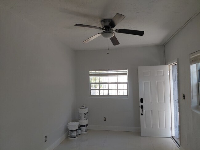 Foto del edificio - 5590 NW 6th Pl