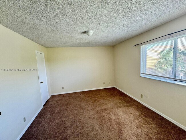 Foto del edificio - 3390 Pinewalk Dr N