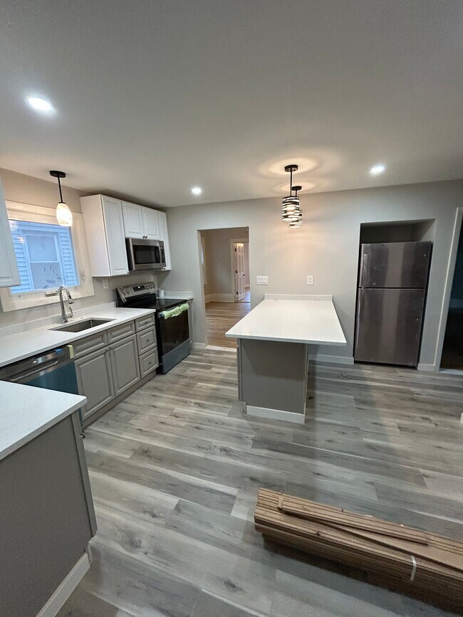 Building Photo - 13 Gladstone St