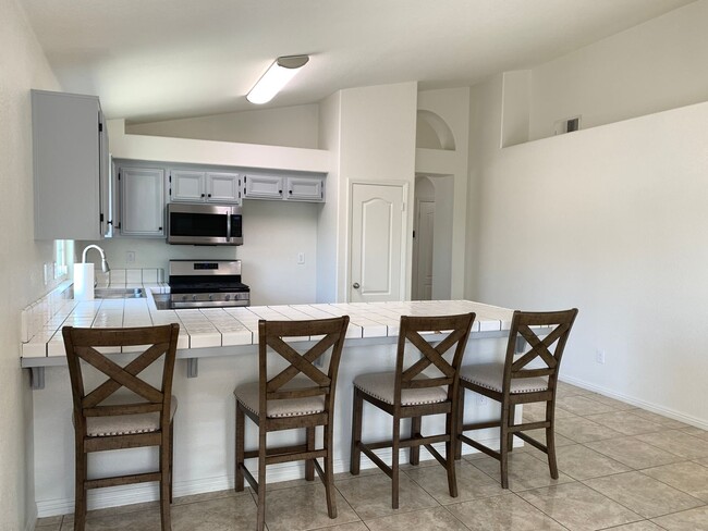 Building Photo - Beautiful home in SW Bakersfield W/Solar a...