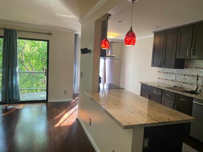 Open Kitchen - 4 Admiral Dr Apartment