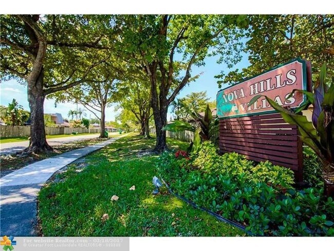Building Photo - 7501 SW 26th Ct