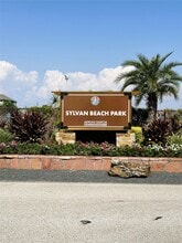 Building Photo - 302 Shoreacres Blvd