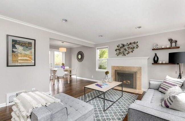 Building Photo - Beautiful 3 bedrooms 2 bathroom house for ...
