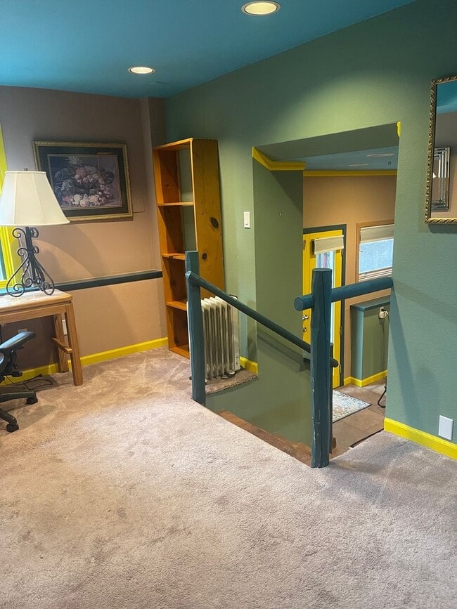 Building Photo - Furnished 2 Bedroom Garden Level Apartment in Upper Table Mesa Near Bear Creek Park