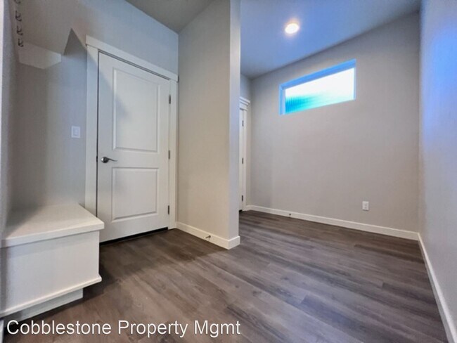 Building Photo - 4 br, 2.5 bath House - 3121 N Lochness Ave
