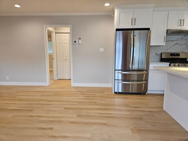 Foto del edificio - Updated Top Floor 2 Bedroom/1 Bathroom Apa...
